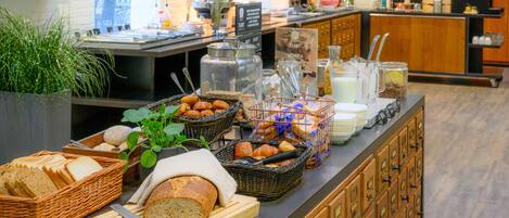 每日供应自助式早餐(每人 EUR 12.50)