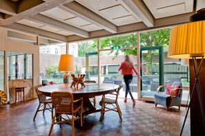 Vue sur le jardin, déjeuner, dîner et brunch servis sur place