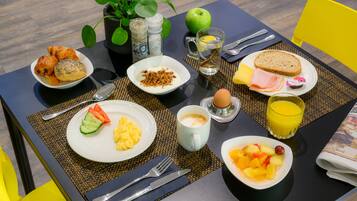 Tägliches Frühstücksbuffet gegen Gebühr