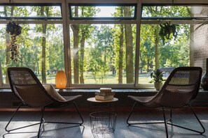 Vue sur le jardin, déjeuner, dîner et brunch servis sur place