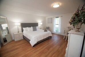 Honeymoon Suite, 1 King Bed | In-room safe, blackout drapes, iron/ironing board - Days Inn by Wyndham Kings Dominion/Doswell (Doswell)