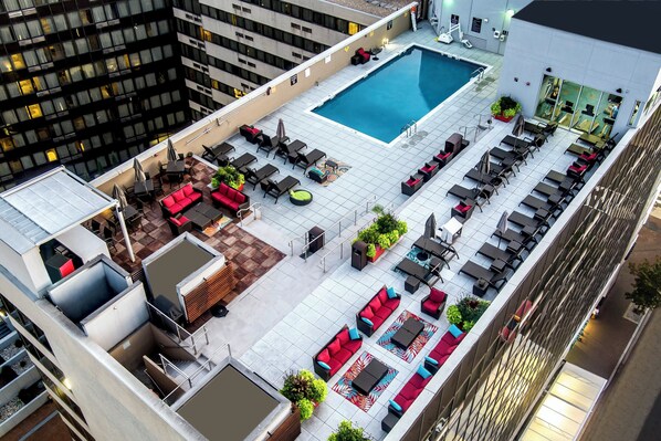 Seasonal outdoor pool - Holiday Inn Washington Capitol - Natl Mall by IHG (Washington)