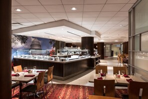2 restaurants, breakfast, lunch, dinner served; American cuisine - Holiday Inn Washington Capitol - Natl Mall by IHG (Washington)