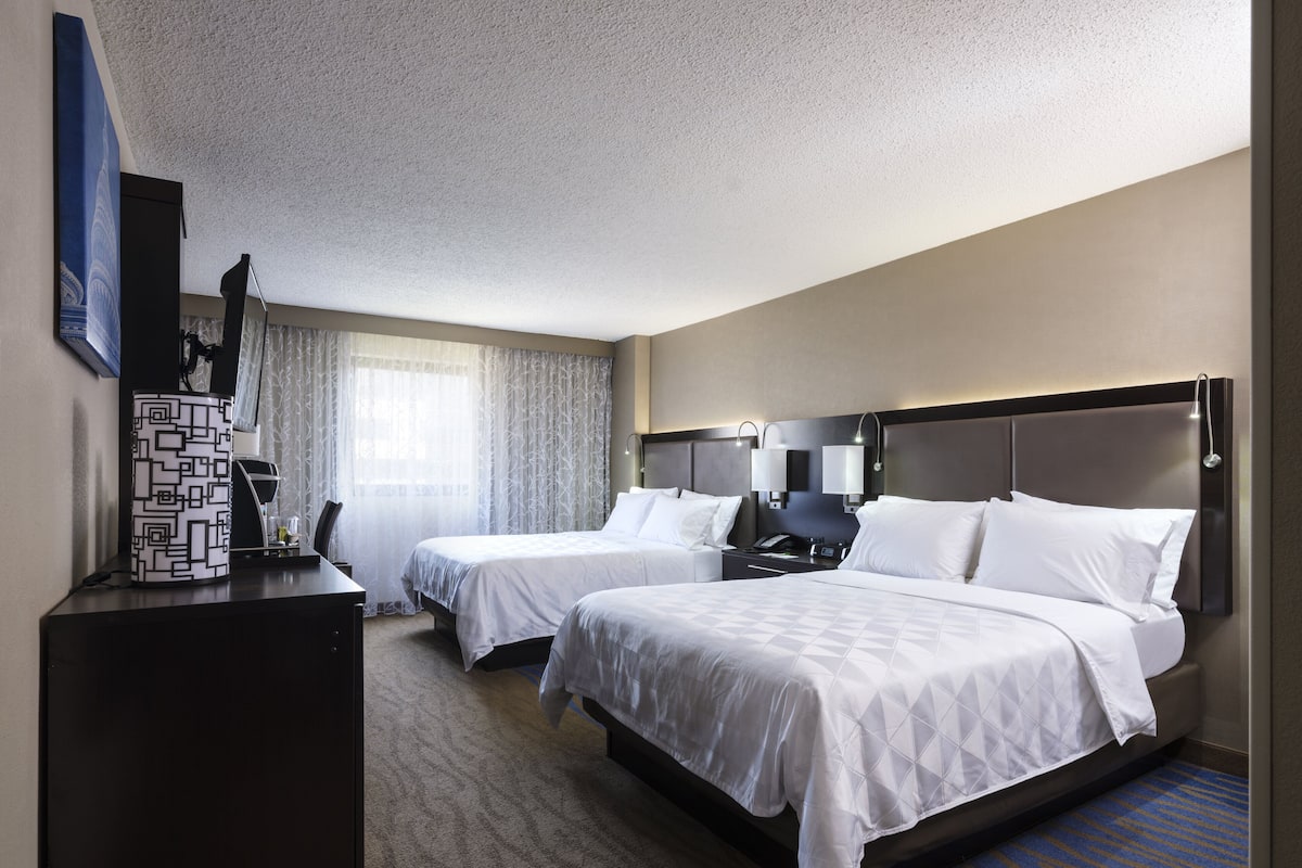 Hypo-allergenic bedding, in-room safe, desk, laptop workspace