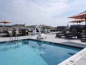 Una piscina al aire libre de temporada