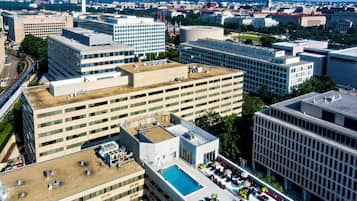 Kolam renang terbuka bermusim