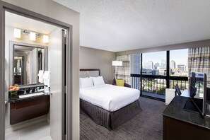 Standard Room, 1 Queen Bed | Premium bedding, desk, laptop workspace, blackout drapes - Crowne Plaza Atlanta - Midtown by IHG (Atlanta)