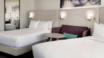 Kamer, 2 queensize bedden | Luxe beddengoed, een bureau, een laptopwerkplek