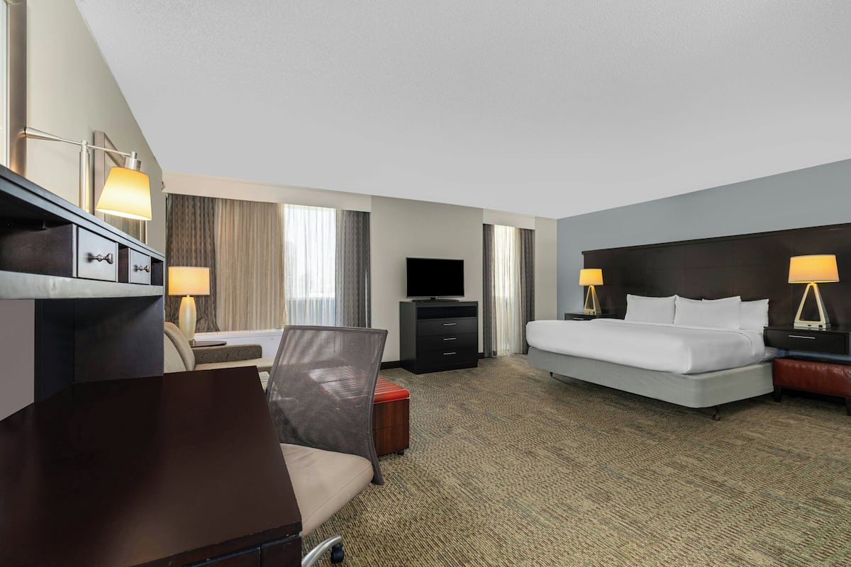 スタジオスイート ダブルベッド 1 台 キッチン | 高級寝具、デスク、ノートパソコン用作業スペース、遮光カーテン