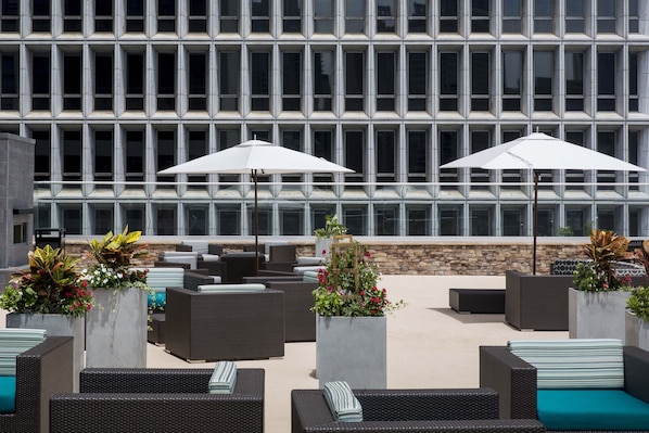 Seasonal outdoor pool, open 8:00 AM to 8:00 PM, pool loungers - Crowne Plaza Atlanta - Midtown by IHG (Atlanta)
