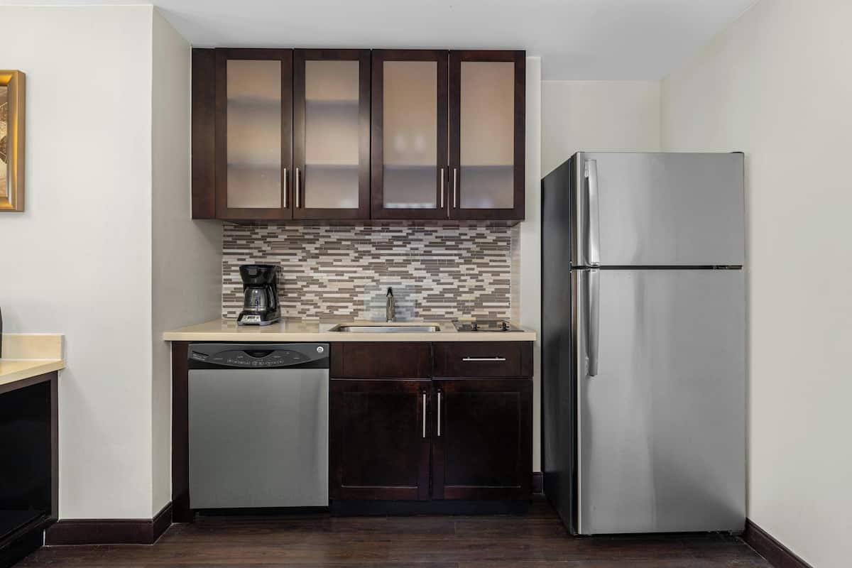 冷蔵庫、電子レンジ、コーヒー / ティーメーカー