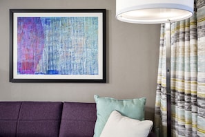 Biancheria da letto di alta qualità, una scrivania, postazione laptop