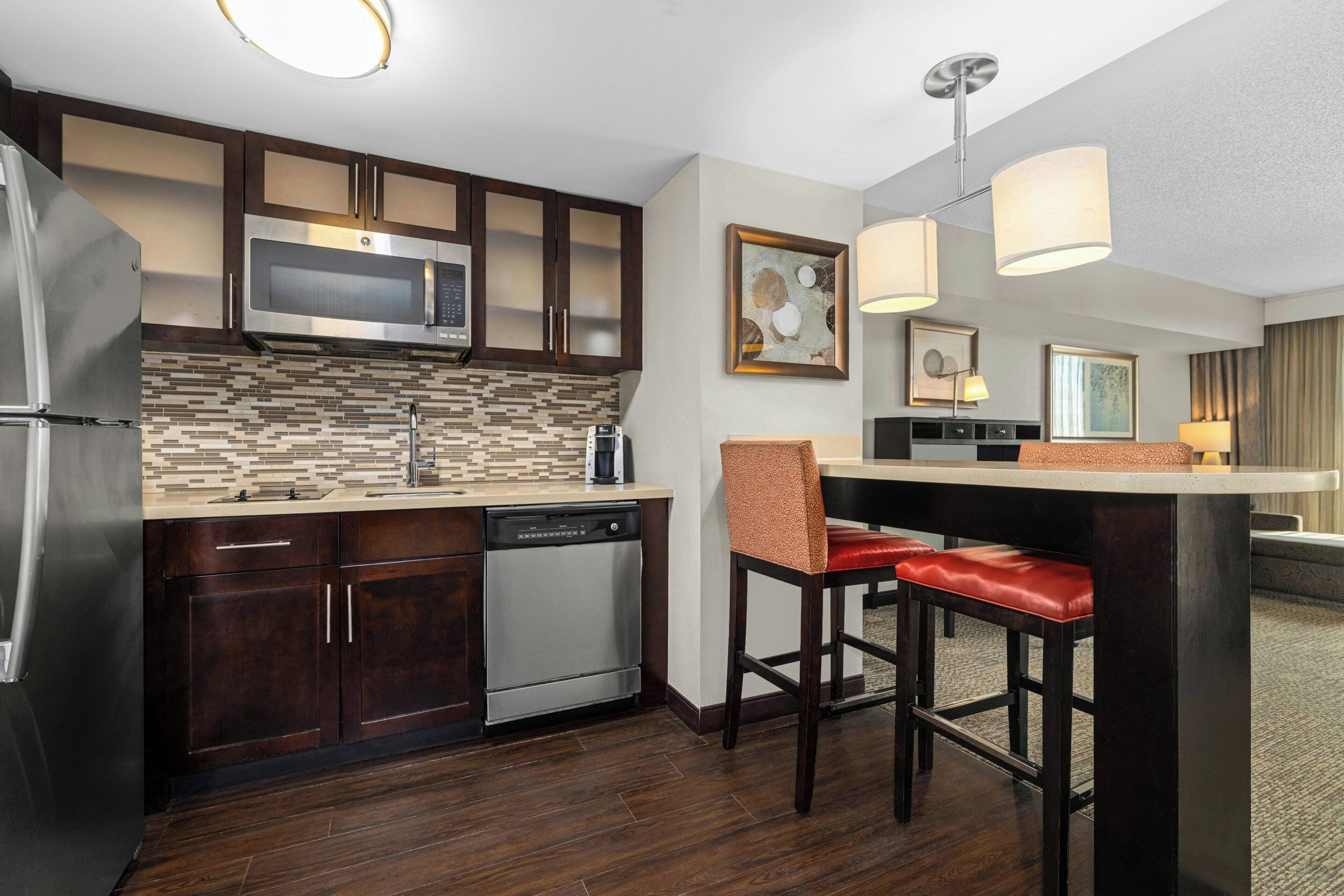 Luxe beddengoed, een bureau, een laptopwerkplek