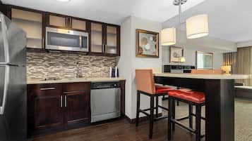 Luxe beddengoed, een bureau, een laptopwerkplek