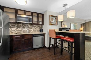 Premium bedding, desk, laptop workspace, blackout drapes - Peachtree Hotel Midtown Atlanta (Atlanta)