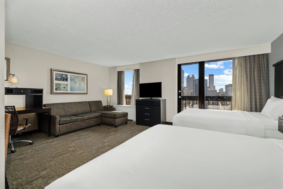 スタジオスイート ベッド (複数台) キッチン | 高級寝具、デスク、ノートパソコン用作業スペース、遮光カーテン