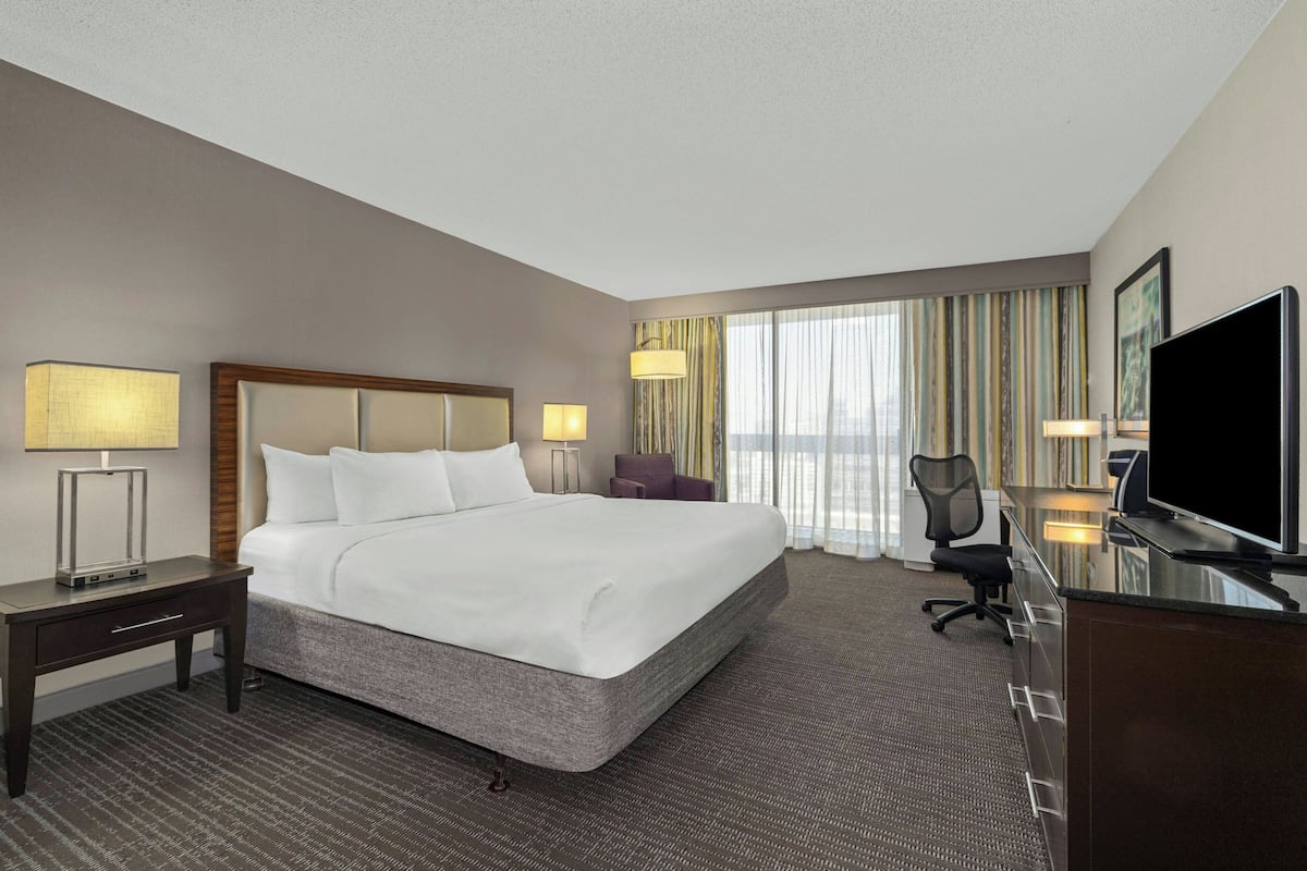 スタンダード ルーム キングベッド 1 台 | 高級寝具、デスク、ノートパソコン用作業スペース、遮光カーテン