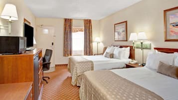 Escritorio, tabla de planchar con plancha, cunas y camas extra