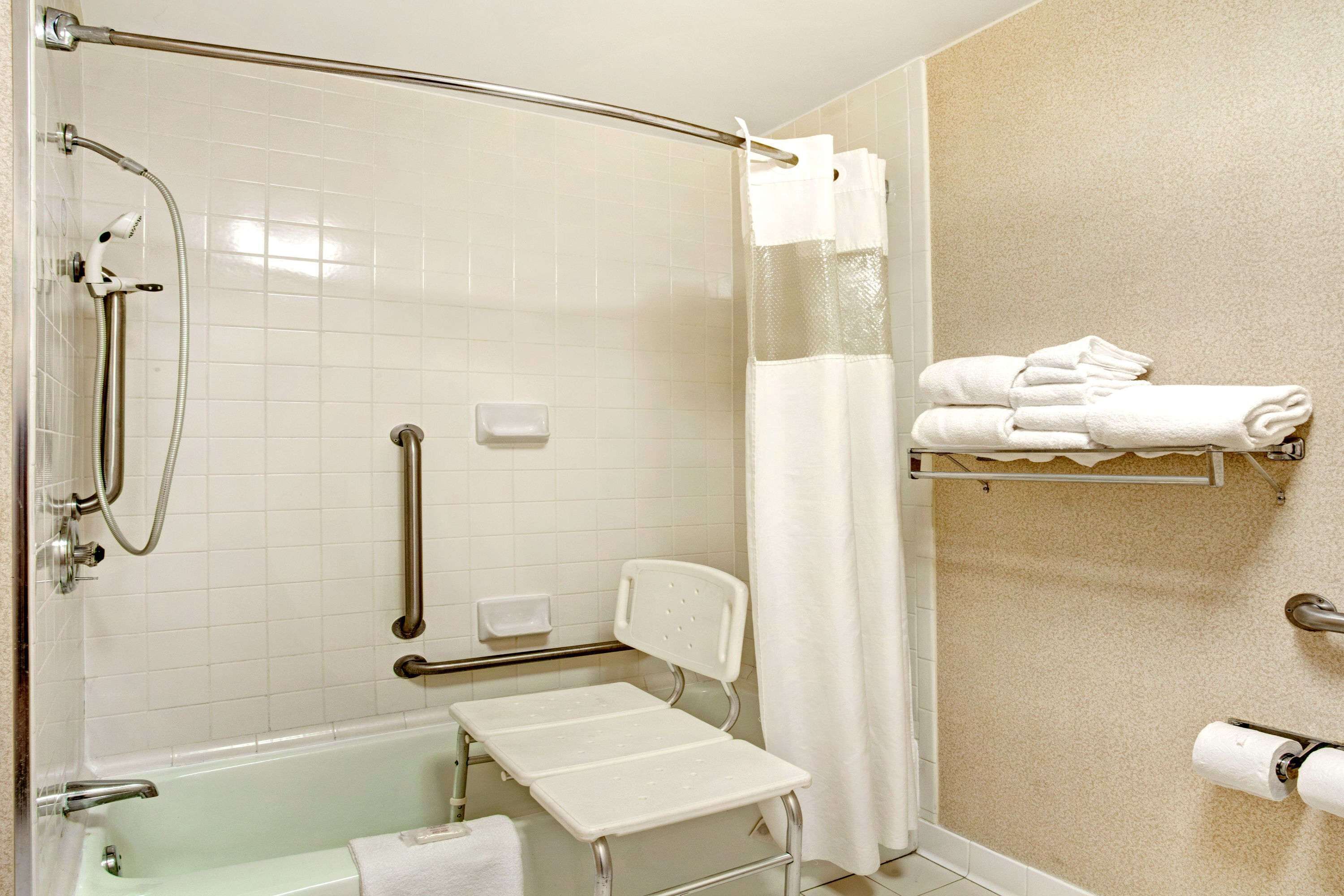 Bañera con ducha, secador de pelo, toallas