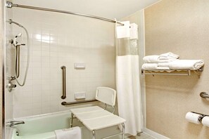 Ducha y bañera combinadas, secador de pelo y toallas
