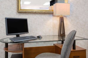 Business centre - Days Inn by Wyndham Chester (Chester)