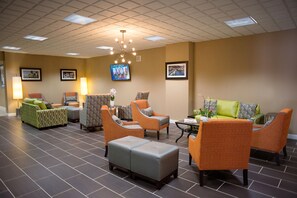 Lobby sitting area - Ramada by Wyndham New Kensington (New Kensington)