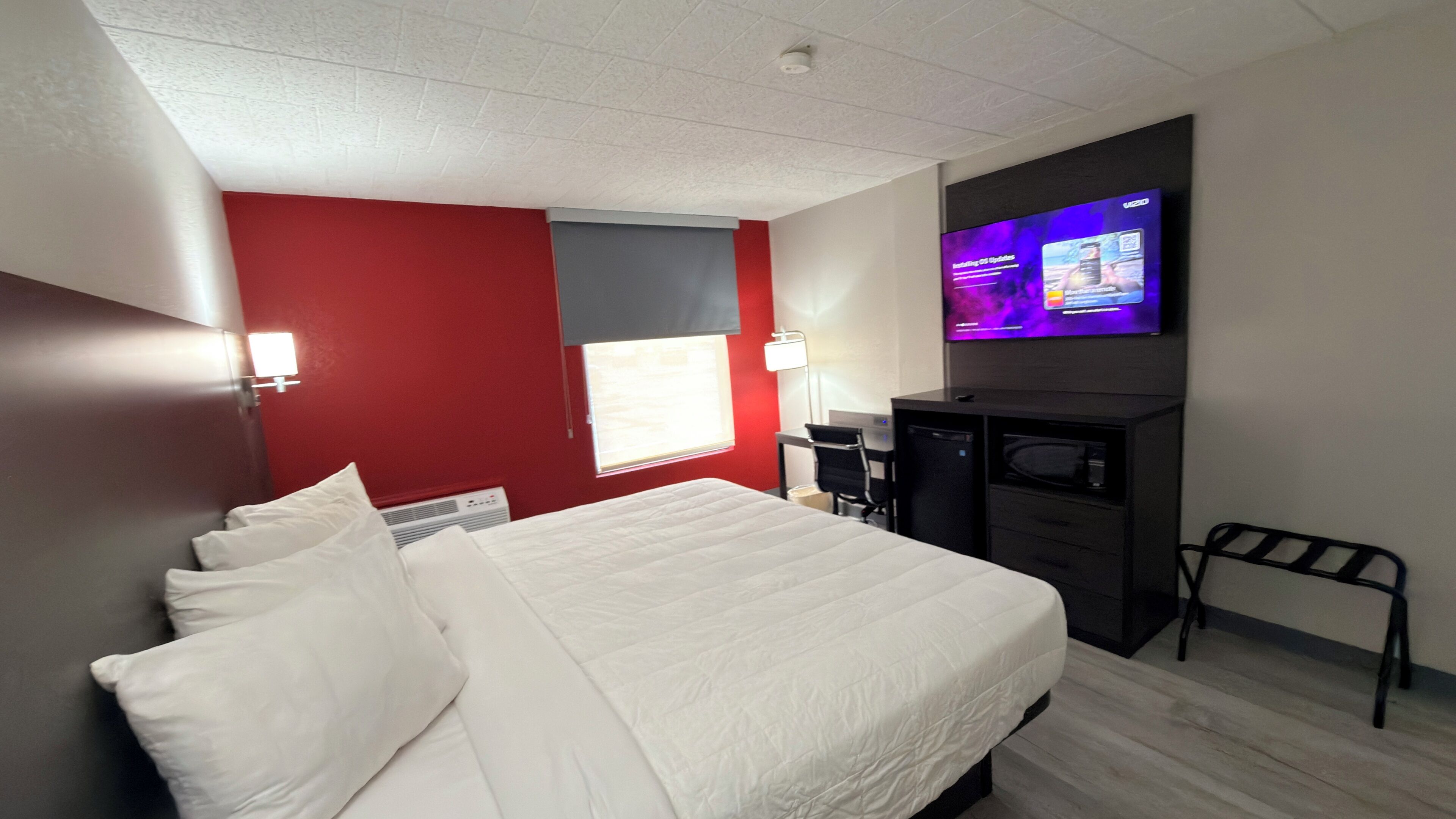 Caja fuerte, tabla de planchar con plancha, camas supletorias