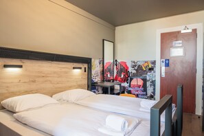 Een bureau, een laptopwerkplek, gratis wifi, beddengoed