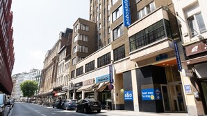 A row of buildings with a prominent 'aohotels.com' sign, a 'Julia' store, and a 'Diamonds' store. - a&o Antwerpen Centraal (Antwerp)