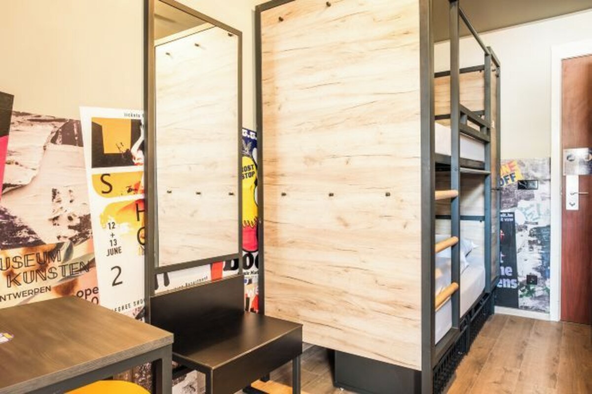 Una habitación con pared de madera, un escritorio y una estantería.