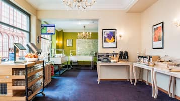 Desayuno buffet todos los días (EUR 11.00 por persona)