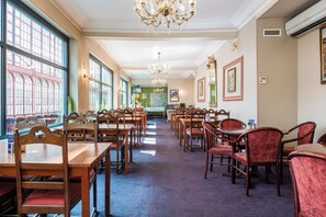 Dagelijks ontbijtbuffet (EUR 11.00 per persoon)