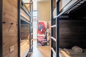 Slaapzaal, 1 eenpersoonsbed | Een bureau, een laptopwerkplek, gratis wifi, beddengoed