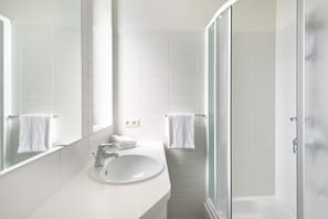 Articles de toilette gratuits, sèche-cheveux, serviettes fournies