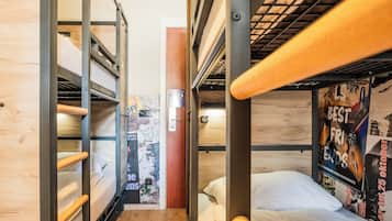 Cama en habitación compartida mixta de 4 camas | Escritorio, espacio para trabajar con laptop y wifi gratis