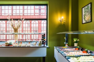 Se ofrece un desayuno bufé todos los días (13.00 EUR por persona)