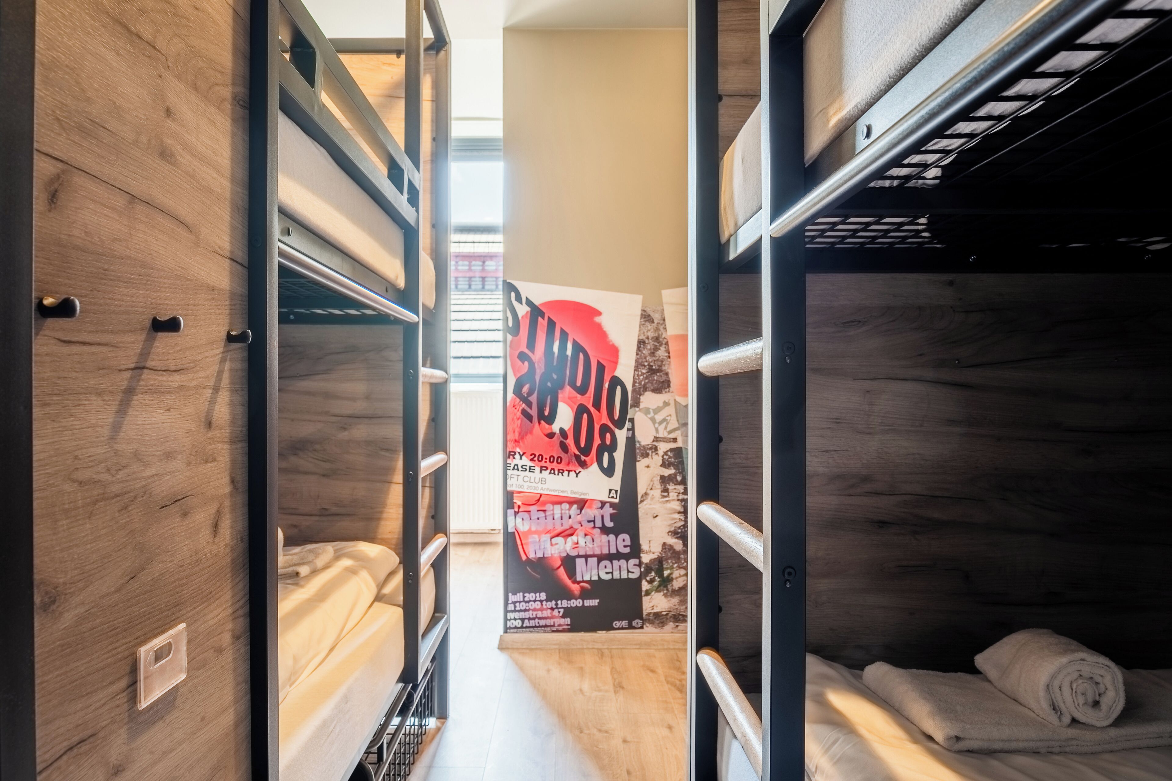 Meja kerja, ruang kerja ramah laptop, Wi-Fi gratis, dan seprai linen