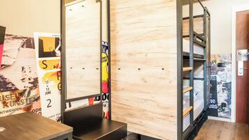 Familiekamer (2 Adults + 2 Children) | Een bureau, een laptopwerkplek, gratis wifi, beddengoed