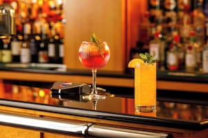 2 bares/lounges
