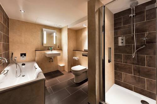 Deluxe Double Room | Bathroom | Combined shower/bathtub, eco-friendly toiletries, towels