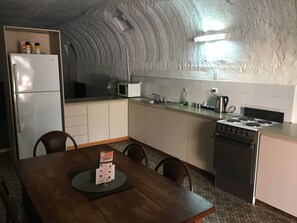 Standard-Apartment, 2 Schlafzimmer, Nichtraucher, Küche (Apartment K+3S) | Eigene Küche | Großer Kühlschrank, Mikrowelle, Wasserkocher mit Kaffee-/Teezubehör