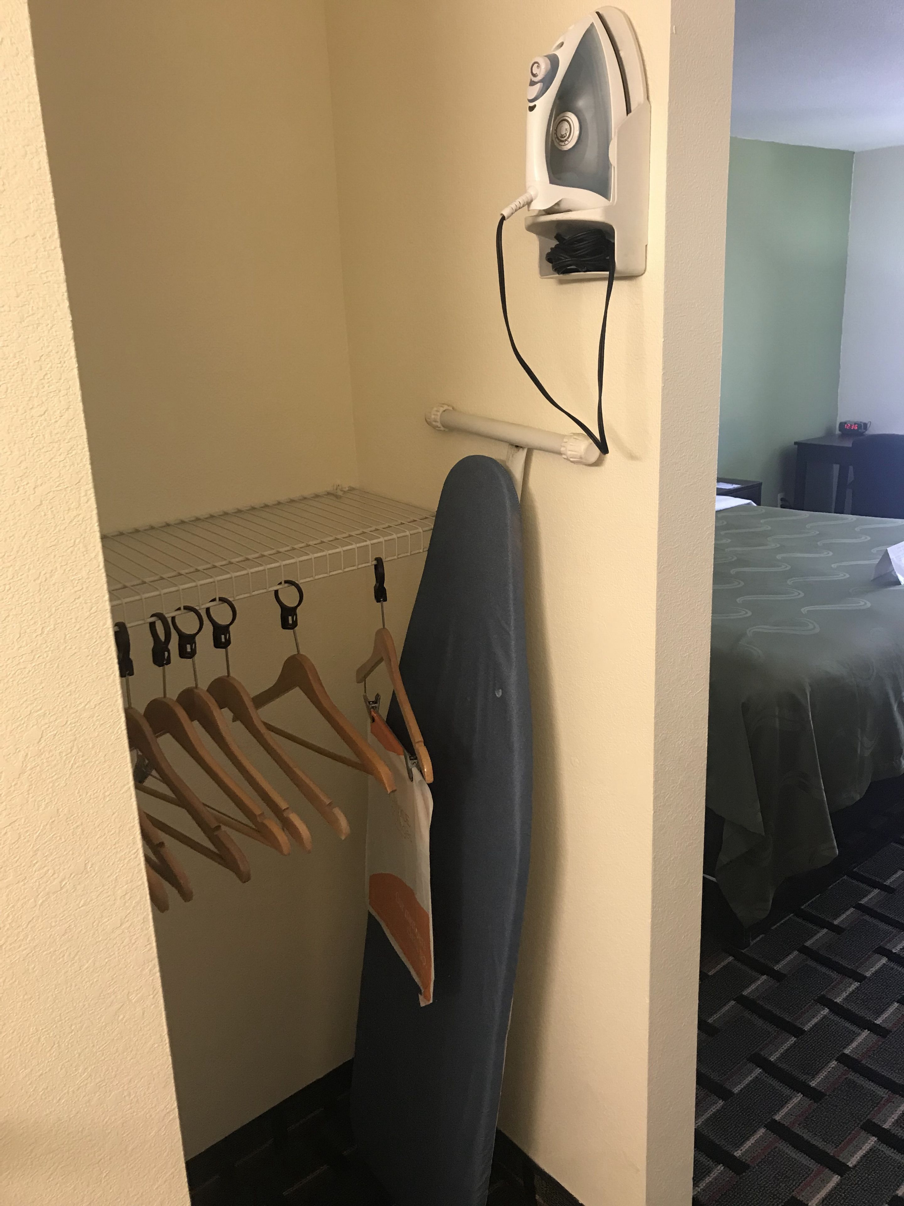 Rideaux occultants, fer et planche à repasser