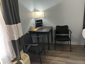 Standard-Doppelzimmer, 2Â Doppelbetten, Nichtraucher | Wohnbereich | Fernseher