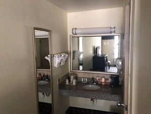 Standard Room, 1 King Bed, Non Smoking | Blackout curtains, iron/ironing board, rollaway beds, free WiFi