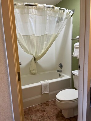 Standard Room, 1 King Bed, Non Smoking | Bathroom - Quality Inn Elkton - St. Augustine South (Elkton)