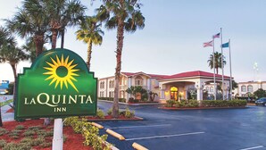 Un cartel de hotel con un logotipo de sol y el nombre "La Quinta Inn".