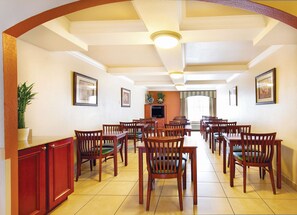 Free daily full breakfast - La Quinta Inn by Wyndham Orlando International Drive North (Orlando)