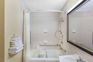 Bañera con ducha, artículos de tocador gratuitos, secador de pelo