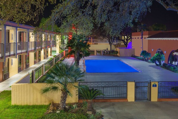 Una piscina al aire libre