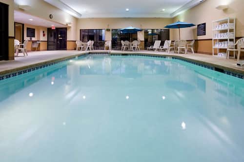 Una piscina cubierta